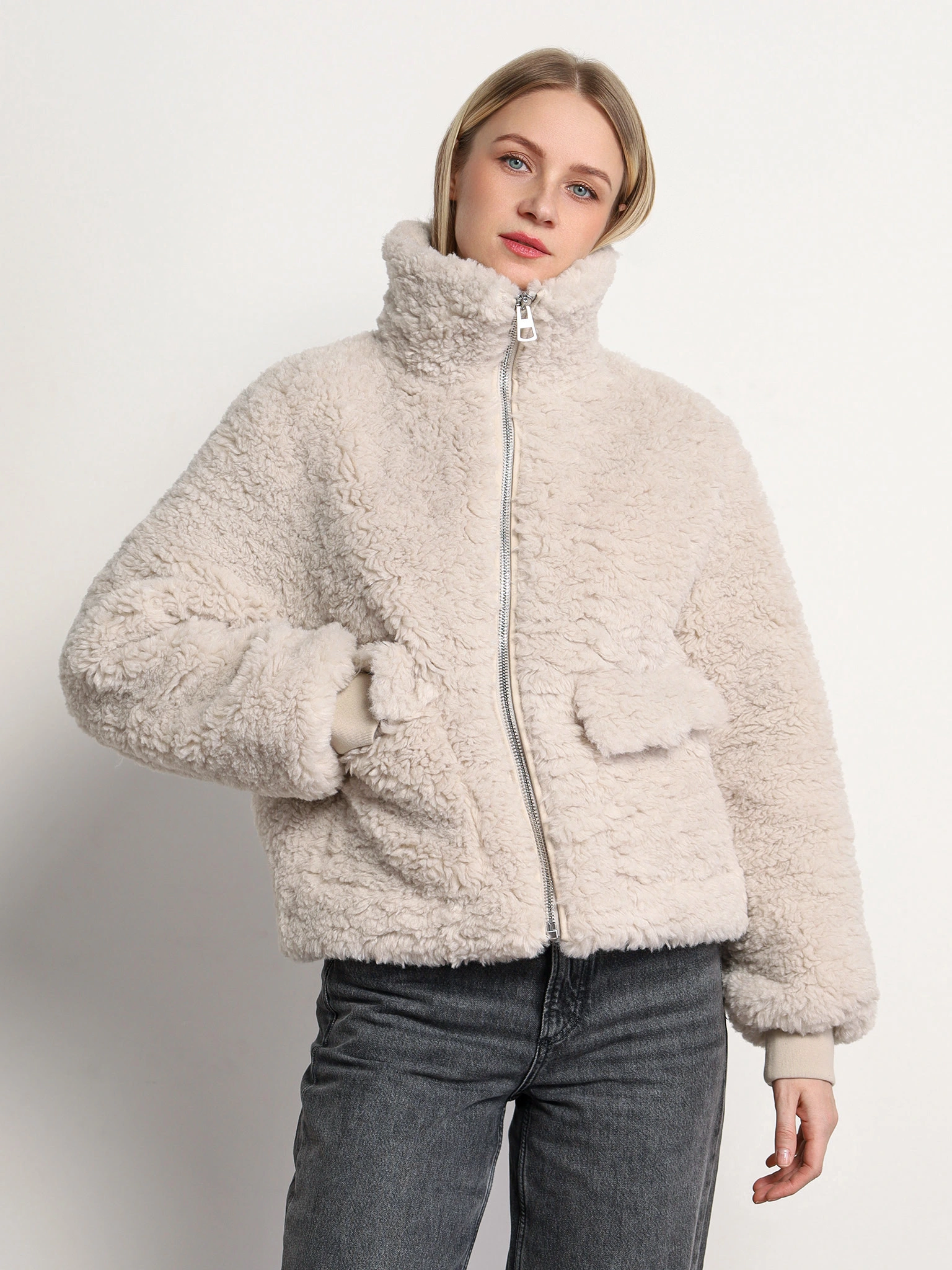 Куртка укороченная светло-серого цвета